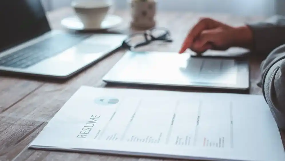 How to Write an Effective Resume (With Examples & Tips for 2025)